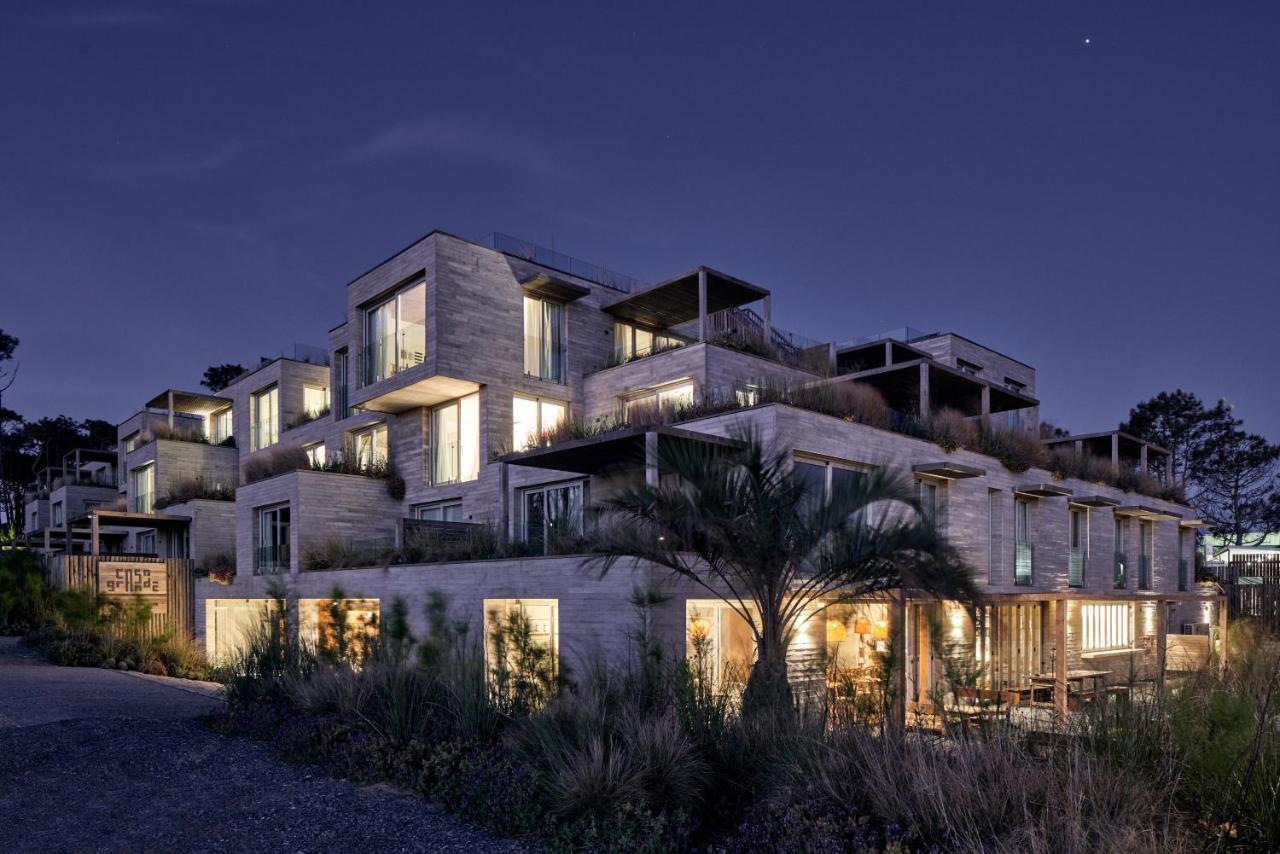Casagrande Hotel & Beach Club 호세 이그나시오 외부 사진 The hotel at night