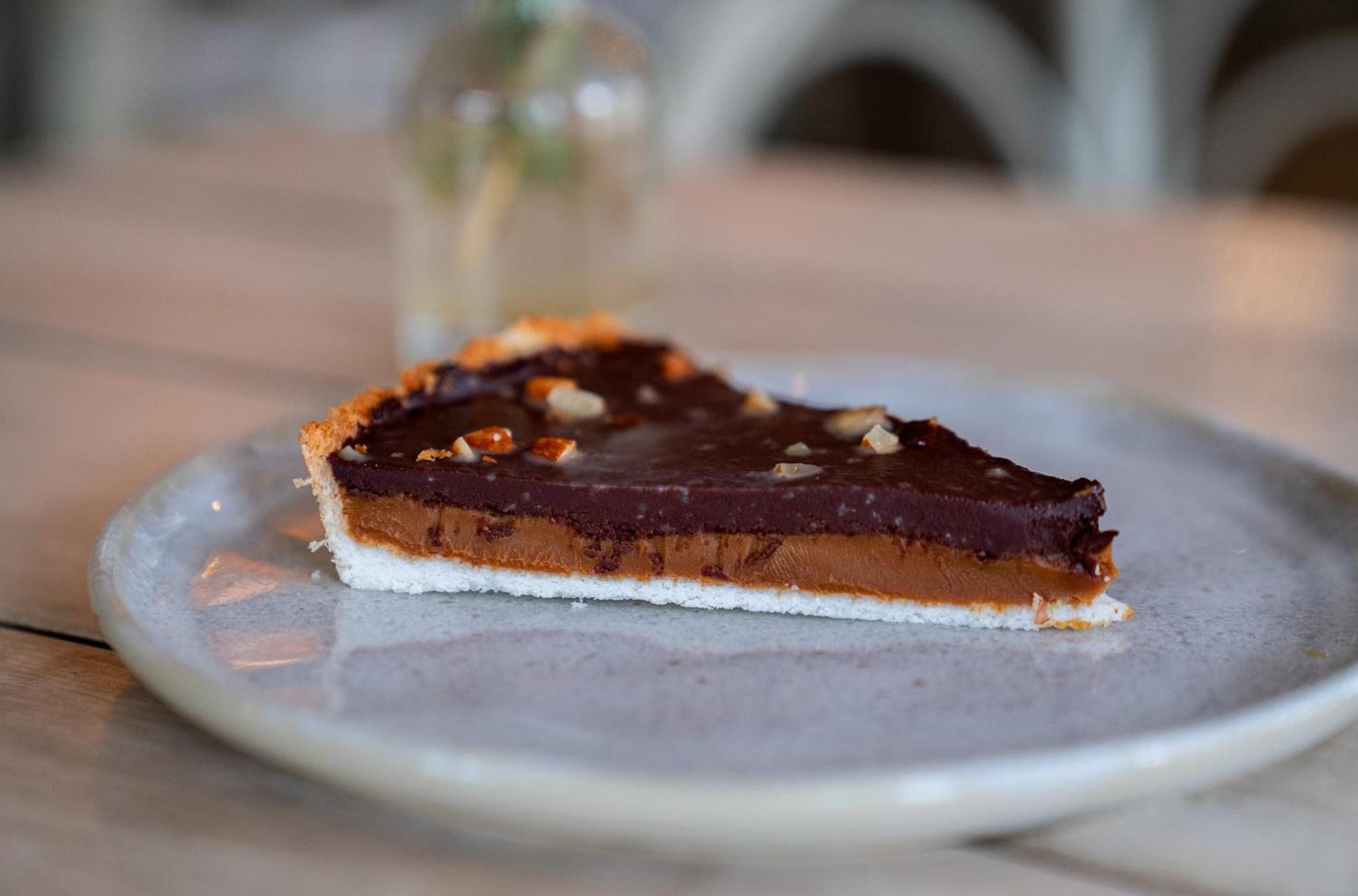 Casagrande Hotel & Beach Club 호세 이그나시오 외부 사진 A slice of chocolate and salted caramel tart