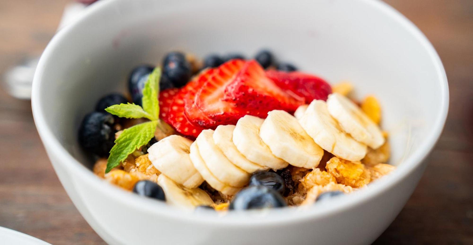 Casagrande Hotel & Beach Club 호세 이그나시오 외부 사진 A bowl of granola with fruit